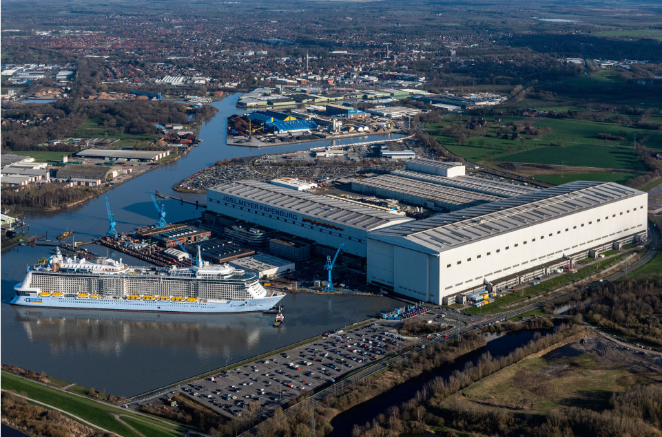 Luftaufnahme der Meyer Werft Papenburg