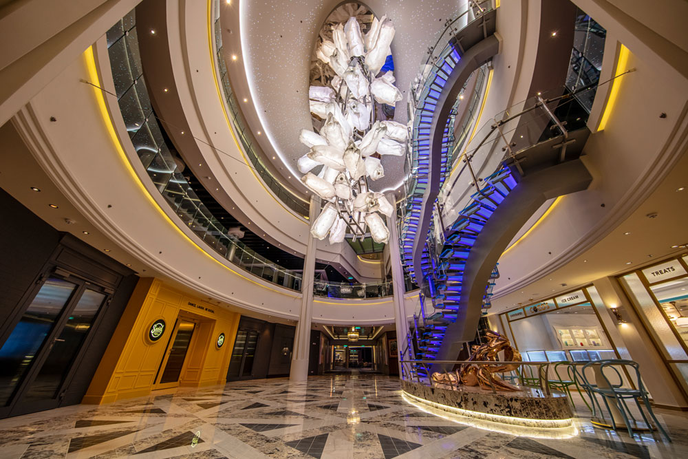 Foyer mit Treppen und Kronleuchter
