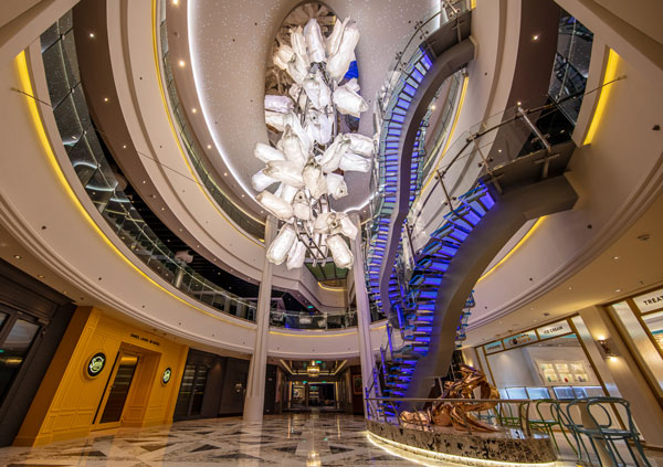 Foyer mit Treppen und Kronleuchter