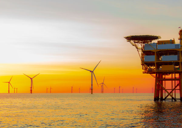 Offshore Plattform und Windkraftr&auml;der